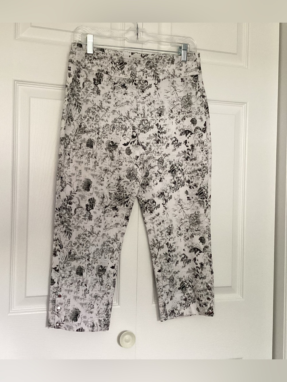 Coco Y Club black & white floral capris. Size 8.